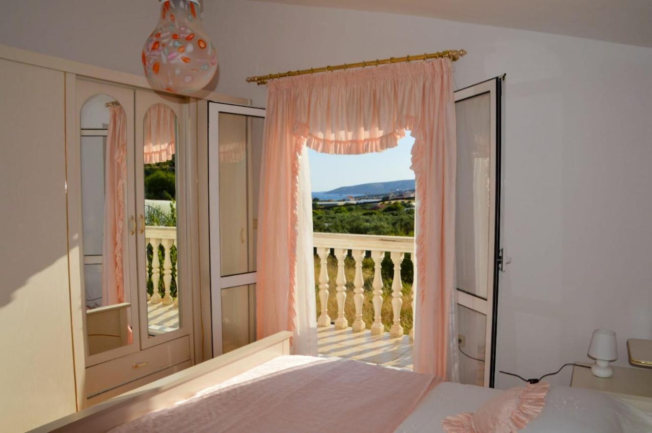 Apartment Blanka With A Beautiful View Of Trogir Buitenkant foto