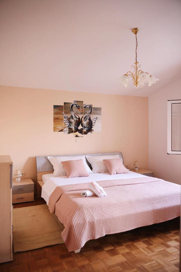 Apartment Blanka With A Beautiful View Of Trogir Buitenkant foto